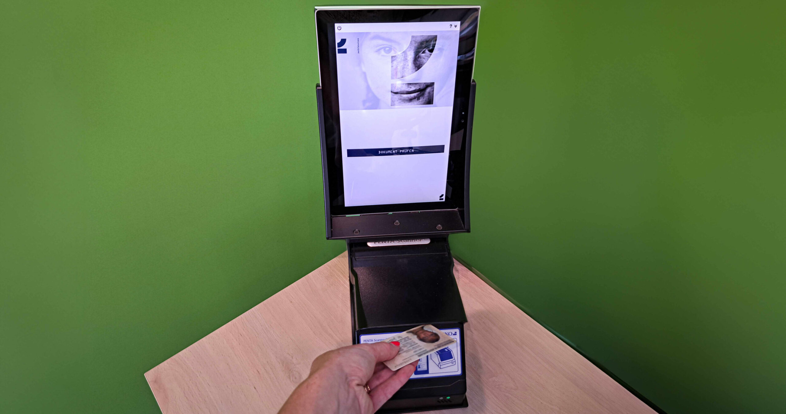 Scanner mit Tablet mit Software von jenID zur Identitätsprüfung